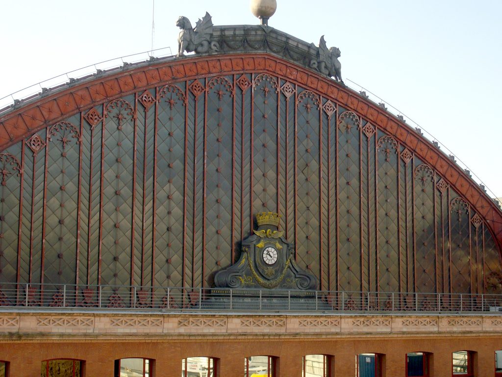 Las principales estaciones de ferrocarril adornaron sus fachadas con relojes monumentales. Estación de Madrid-Atocha. Fotografía: Juanjo Olaizola Elordi.