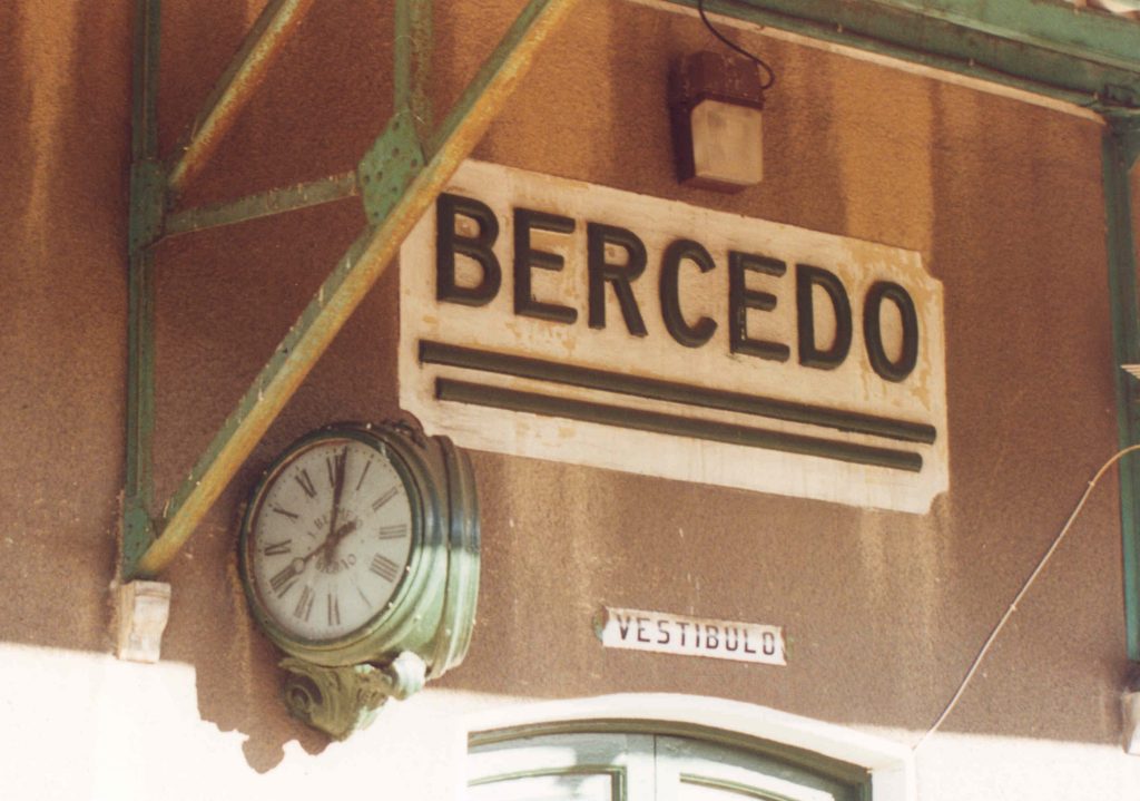 La Ley de Ferrocarriles de 1878 señalaba:“Cada estación tendrá en la fachada principal una inscripción que exprese su nombre y un reloj para arreglar el servicio de la misma”. Fotografía: Juanjo Olaizola Elordi.