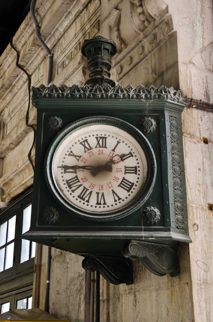 Reloj bifaz de la estación de Bilbao-La Concordia. Su mecanismo era accionado por el reloj mecánico patrón situado en el hall inferior de esta dependencia. Fotografía: Juanjo Olaizola Elordi.