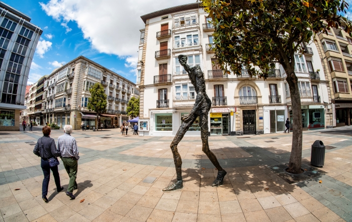 El silencio de la ciudad blanca. Viajar Vitoria en tren.