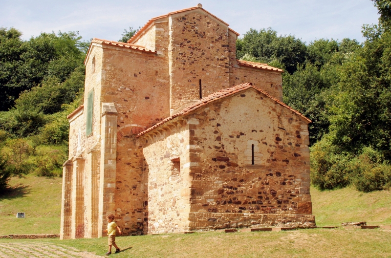 La iglesia de San Miguel de Lillo está dedicada a San Miguel Arcángel.