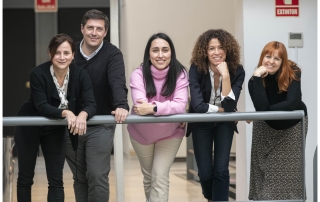 Beatriz Lamas y miembros de su equipo de Comunicación Interna, fotografíados para la sección Profesionales del Blog de Renfe.