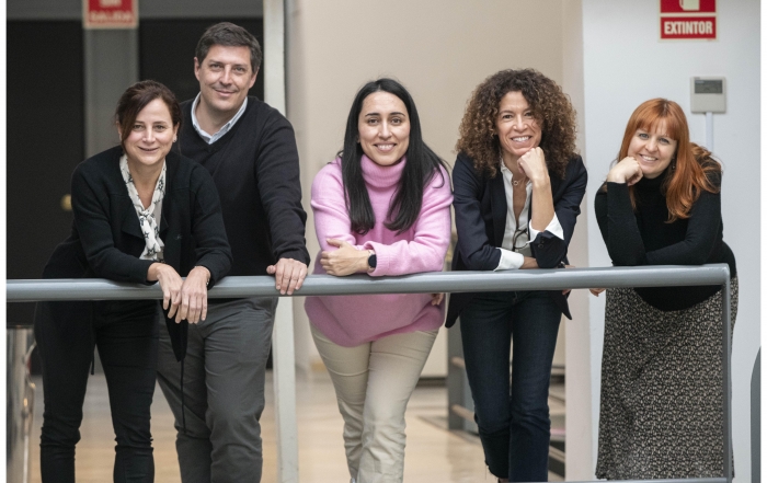 Beatriz Lamas y miembros de su equipo de Comunicación Interna, fotografíados para la sección Profesionales del Blog de Renfe.
