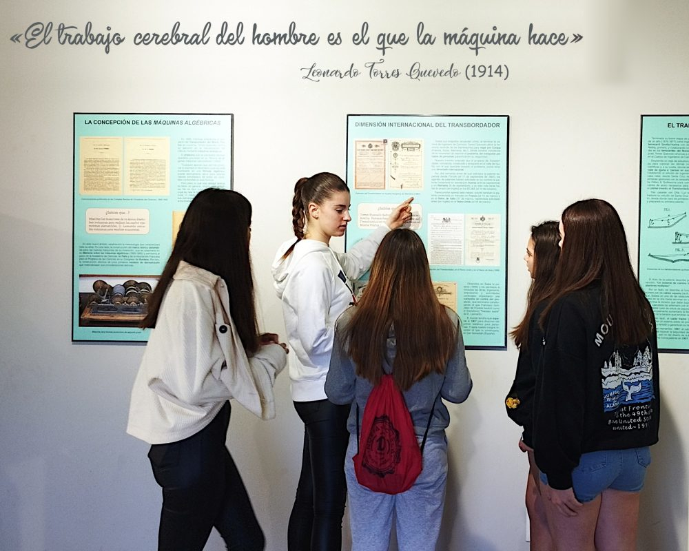 Foto con alumnas ESO exposición